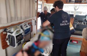 Tekneden düşen turist hastaneye kaldırıldı