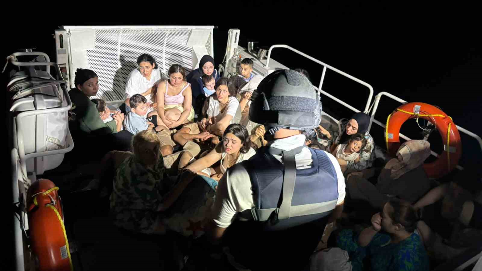 Gökova körfezinde yelkenli tekne içinde 64 düzensiz göçmen ve 4 göçmen kaçakçısı yakalandı