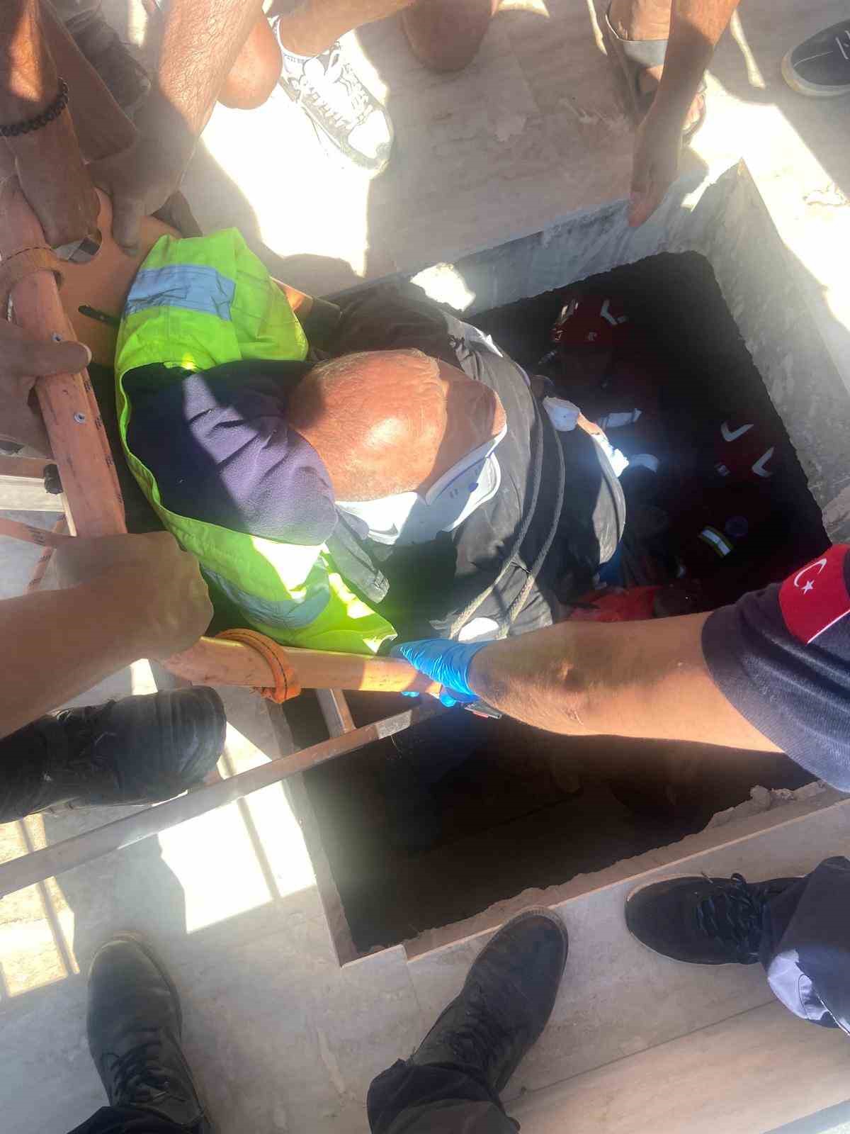 Makine dairesine düşen vatandaş kurtarıldı