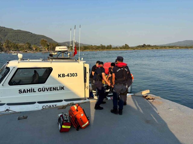 Sedir Adasında kayalıklardan üşen vatandaşa tıbbi tahliye