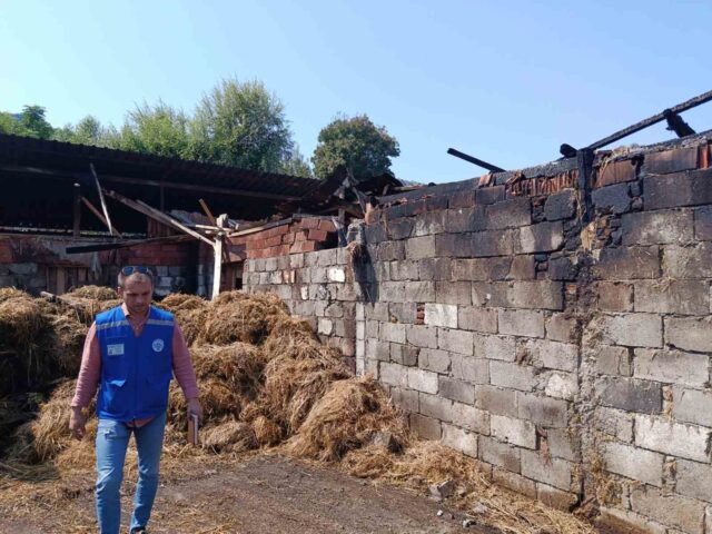 Yangında 500 balya samanı yanan üreticiye Büyükşehir’den destek