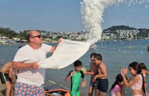 Sıcaktan kavrulan Bodrum’da sahile 2 ton buz döküldü