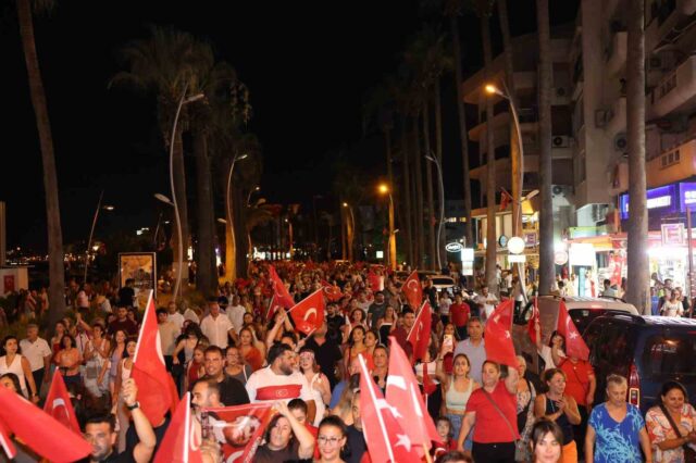 Marmaris’te sessiz fener alayı