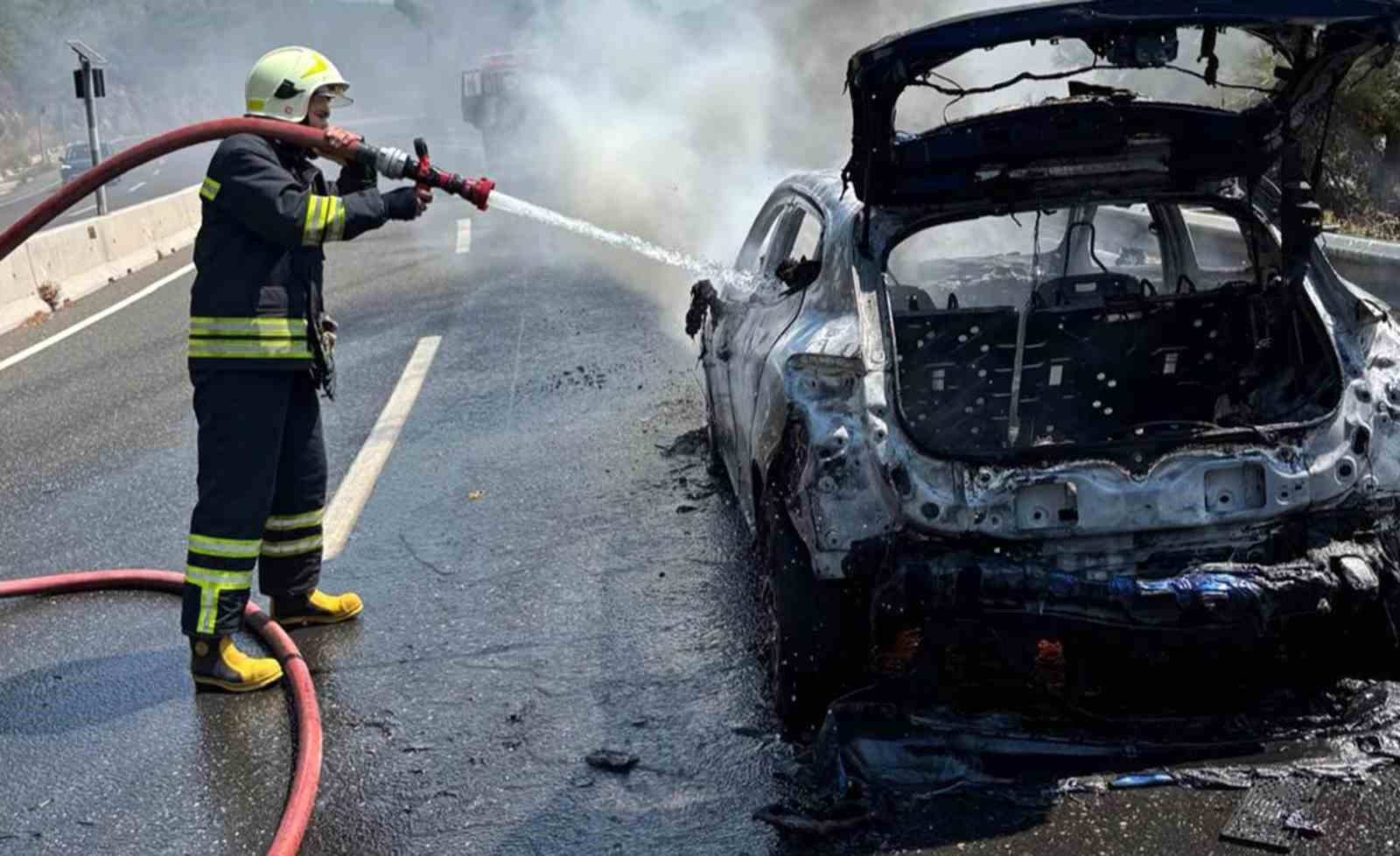 Sakar’da yanan araç kullanılmaz hale geldi