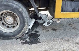 Motosiklet vincin altında kaldı, sürücü son anda kurtuldu