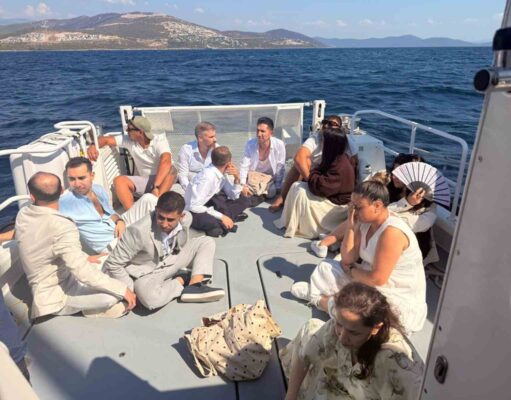 Yelkenli teknede düzensiz göçmenler ve yabancı uyruklu 2 göçmen kaçakçısı yakalandı