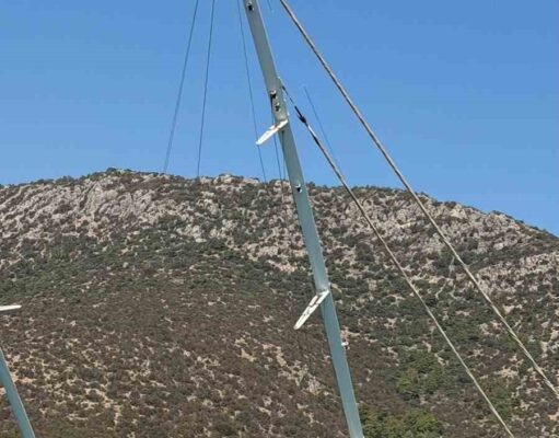 Kayalıklara vurup yan yatan teknedeki 11 kişi kurtarıldı