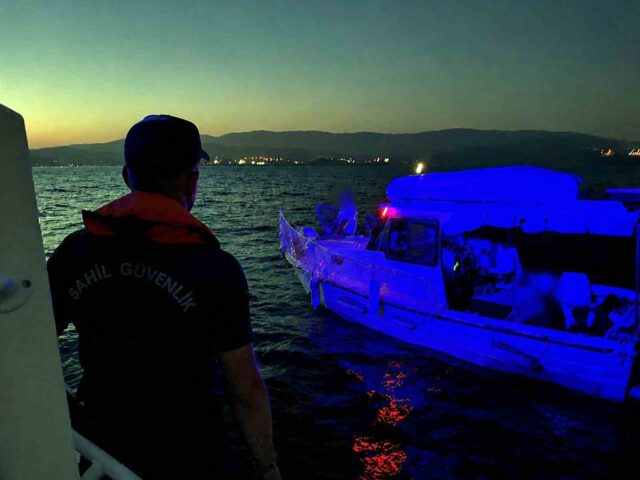 Motor arızası yapan tekne ve içindeki iki kişi kurtarıldı