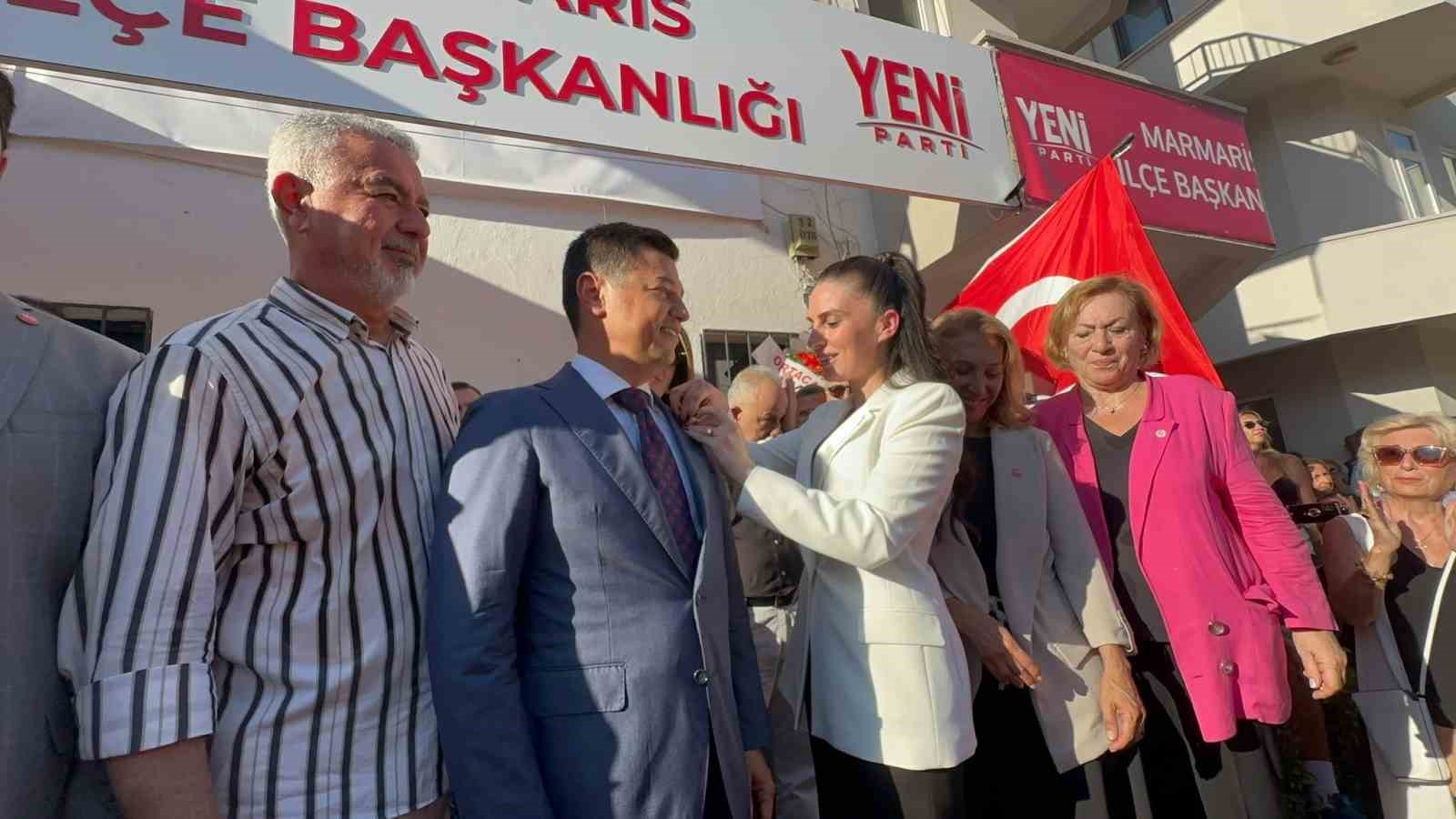 Marmaris Belediye Başkanı Ünlü, CHP’den istifa ederek Yeni Parti’ye katıldı