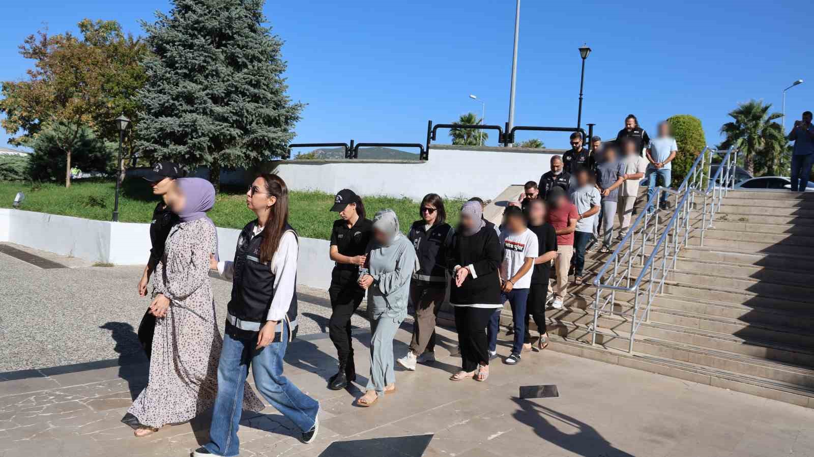 Yurt dışına kaçmaya çalışan FETÖ üyeleri adliyeye sevk edildi