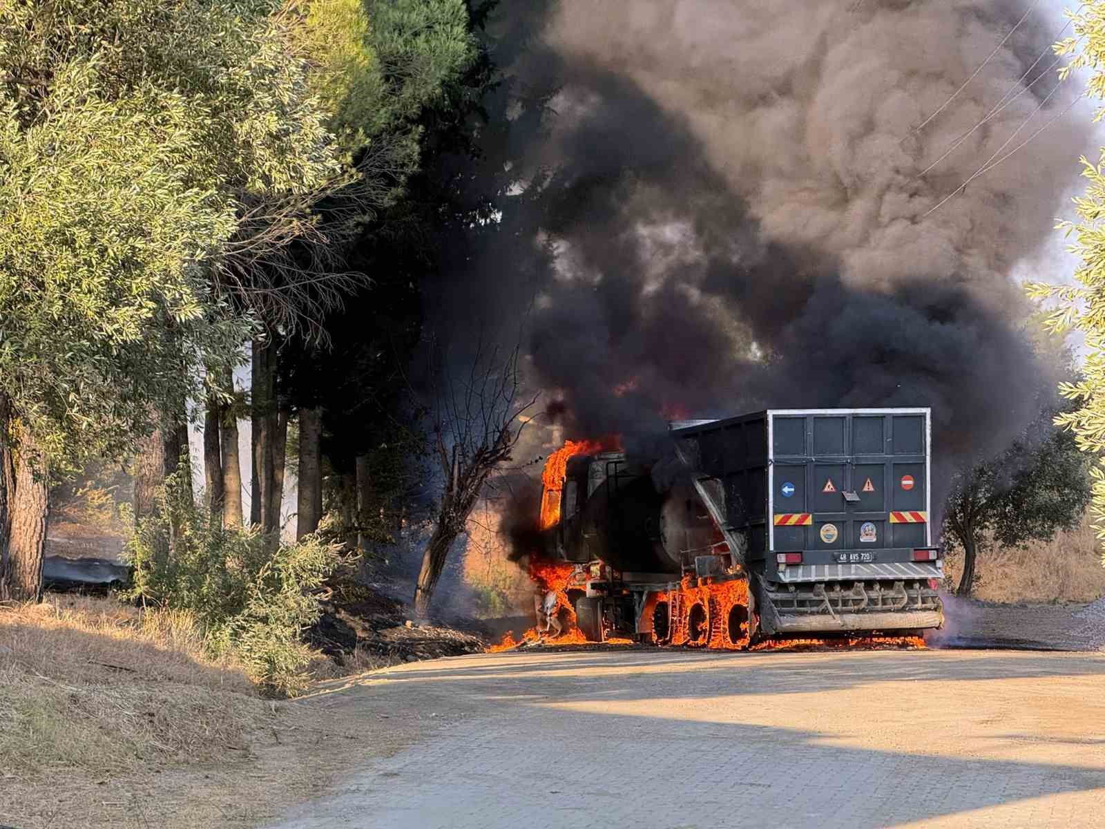 Dalaman Belediyesine ait araç alev alev yandı