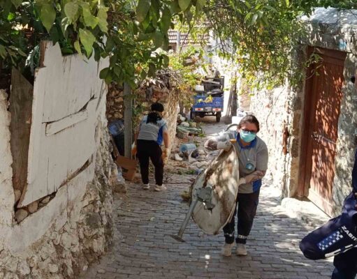 Kötü kokuların yayıldığı çöp evden 5 ton çöp çıkarıldı
