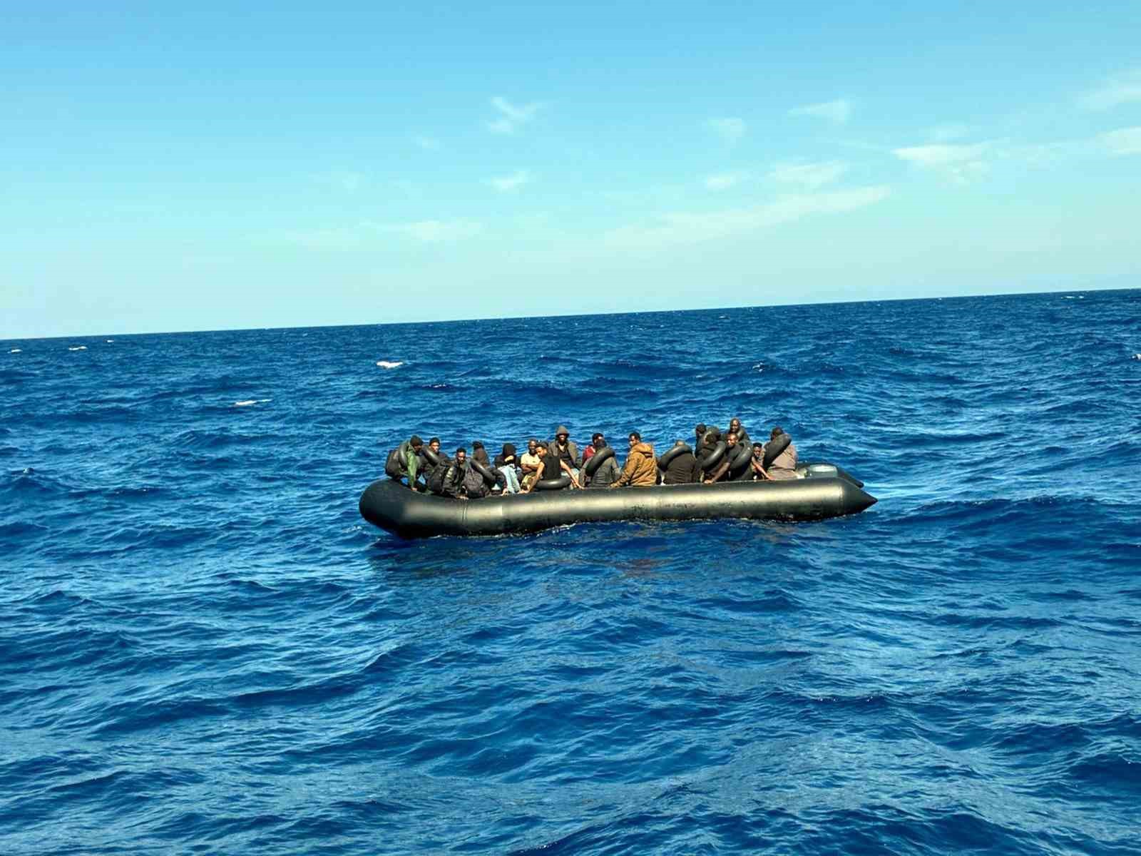 Lastik botta 39 düzensiz göçmen yakalandı
