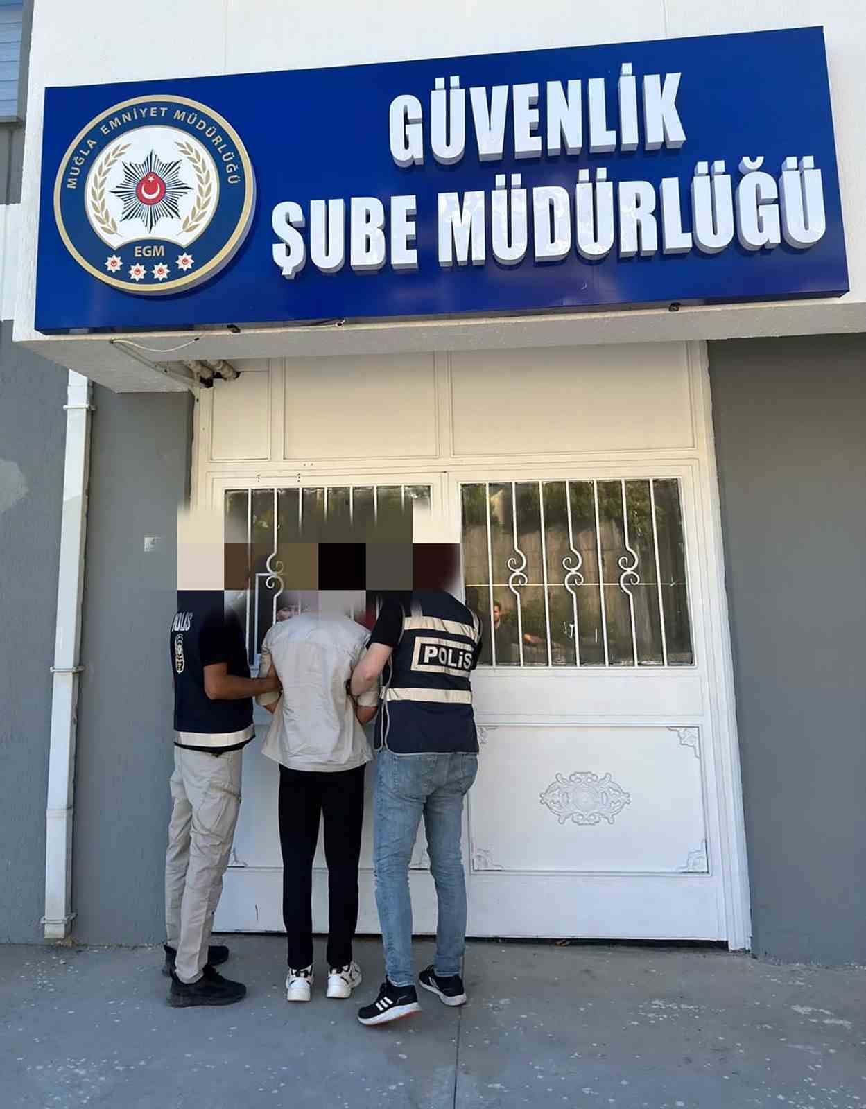 Okulun bahçesindeki Atatürk büstünü söken şahıs yakalandı