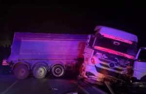 Tır refüjü aşıp karşı şeride geçti: 2 yaralı