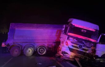 Tır refüjü aşıp karşı şeride geçti: 2 yaralı