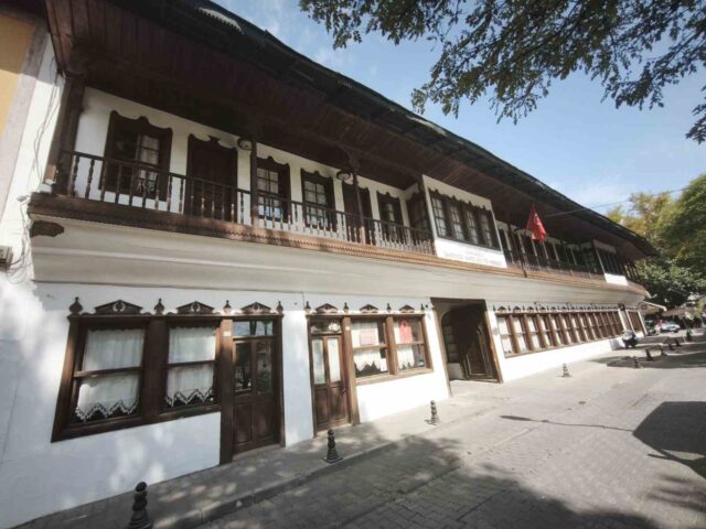 Menteşe’deki bazı tarihi taşınmazlar Mihrişah Valide Sultan Vakfı’na tescil ediliyor