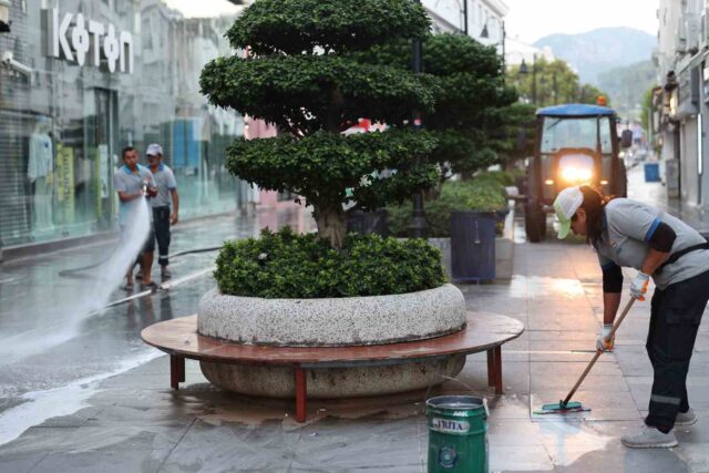 Marmaris Sevgi Yolu’nda temizlik çalışması