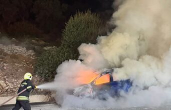 Alev alan otomobil kullanılamaz hale geldi