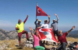Ayıçtu Zirvesi’nde Gaziler Günü anısına Bayrak dalgalandırdılar