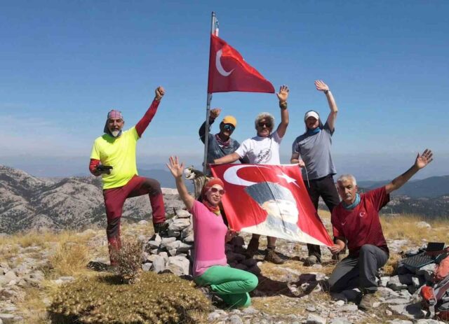 Ayıçtu Zirvesi’nde Gaziler Günü anısına Bayrak dalgalandırdılar