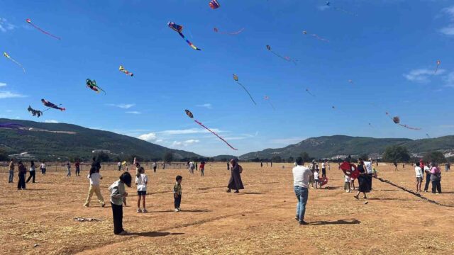Menteşe’de gökyüzü uçurtmalarla renklendi