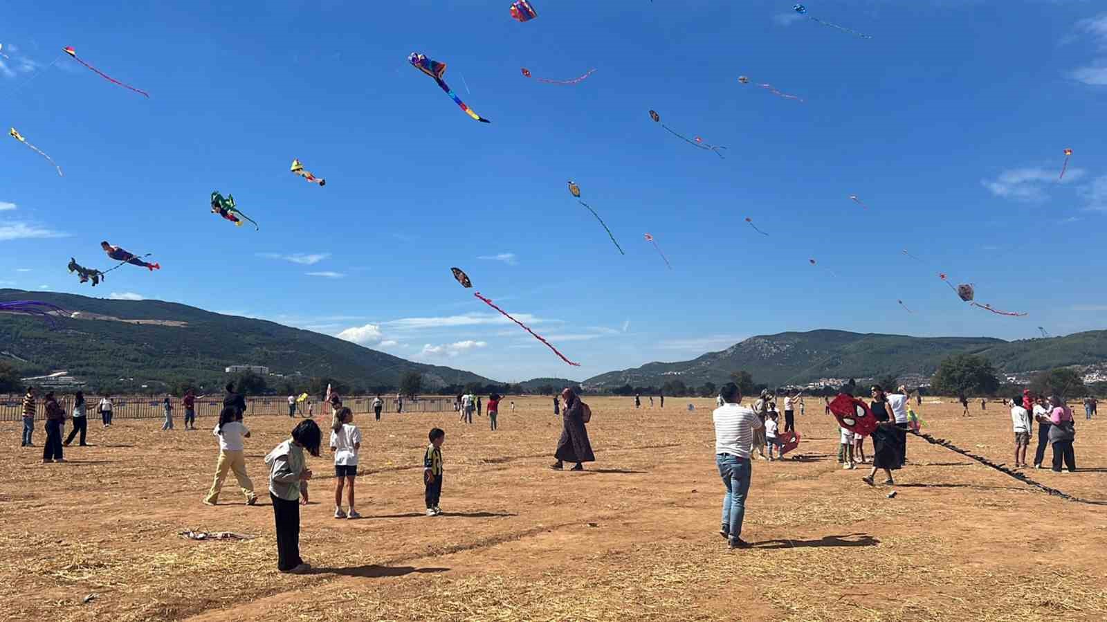 Menteşe’de gökyüzü uçurtmalarla renklendi