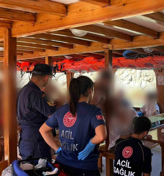 Bodrum’da gezi teknesinde rahatsızlanan vatandaşa tıbbi tahliye