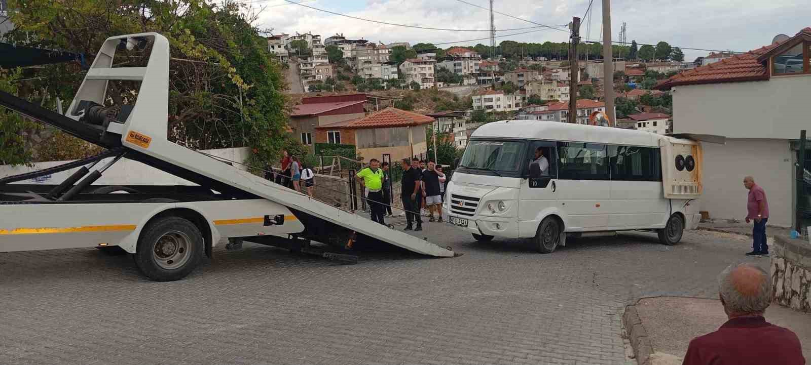 Yatağan’da minibüs garaja çarptı: 4 öğrenci yaralandı