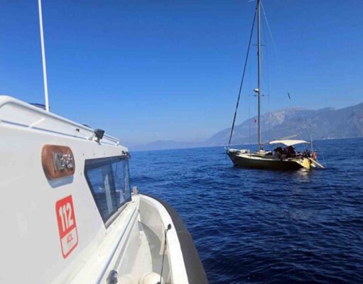 Yelkenli teknede 16’sı çocuk 64 düzensiz göçmen yakalandı
