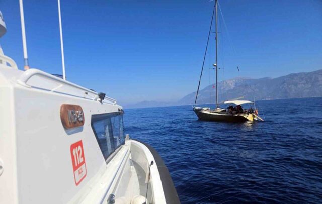 Yelkenli teknede 16’sı çocuk 64 düzensiz göçmen yakalandı