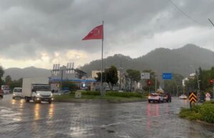 Marmaris’te sağanak yağış başladı