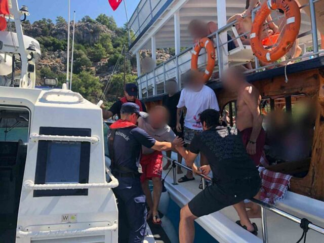 Boğulma tehlikesi yaşayan bir kişi Sahil Güvenlik tarafından denizden tahliye edildi