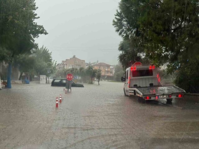 Fethiye’de sağanak etkili oldu, yollar sular altında kaldı