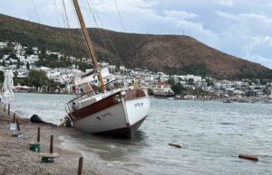 Bodrum’da 2,5 milyon TL’lik yelkenli karaya oturdu