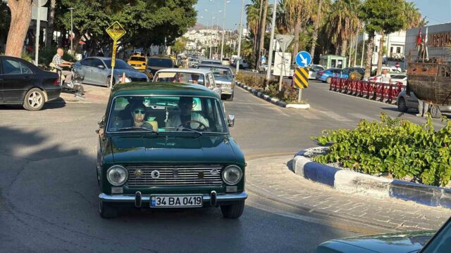 Bodrum’da klasik otomobiller nostalji rüzgarı estirdi