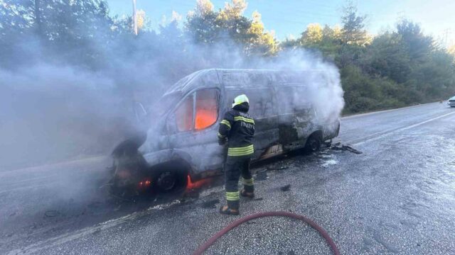 Bodrum’da okul servisi alev alev yandı