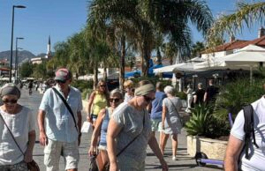 Marmaris’e bu hafta üç kurvaziyerle 9 bin 400 turist geldi