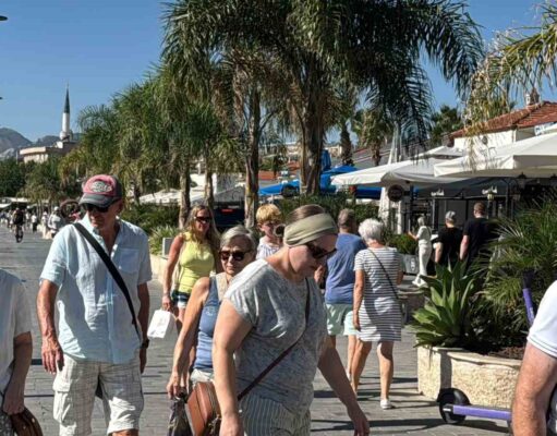 Marmaris’e bu hafta üç kurvaziyerle 9 bin 400 turist geldi