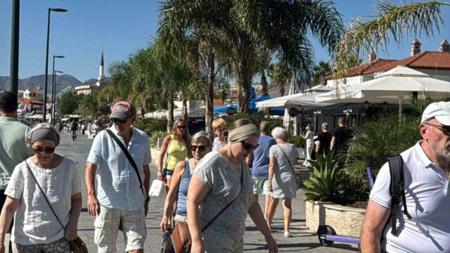 Marmaris’e bu hafta üç kurvaziyerle 9 bin 400 turist geldi