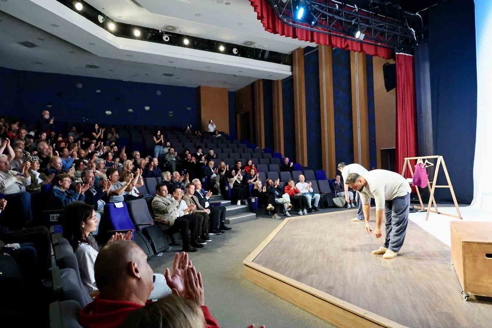Bodrum’da tiyatro perdesi “Cambazın Cenazesi” ile açıldı