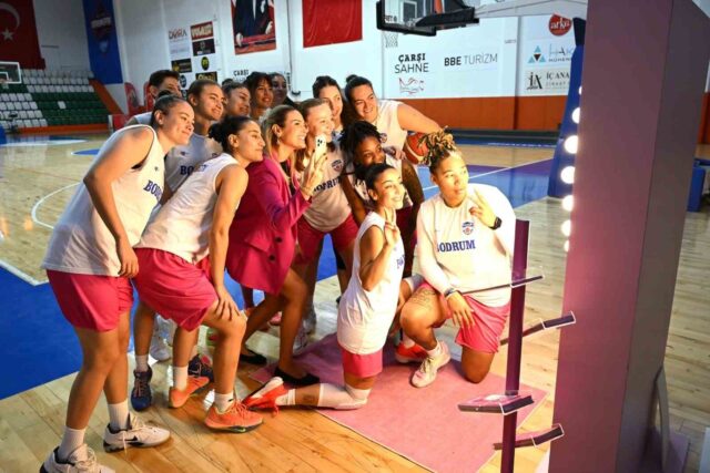 Bodrum kadın basketbol takımı ve doktorlar meme farkındalığı için maç yaptı