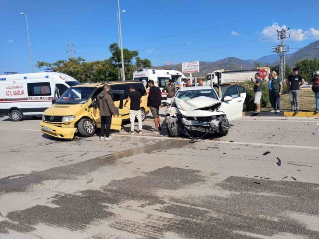 Fethiye’de otomobil ile kamyonet çarpıştı: 5 yaralı