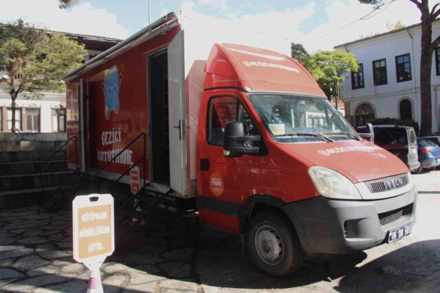 Muğla Halk Kütüphanesi’nde hizmet gezici kütüphaneyle sürüyor