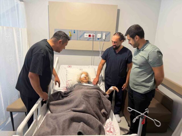 Marmaris Devlet Hastanesi’nde 93 yaşındaki hastaya başarılı göz ameliyatı