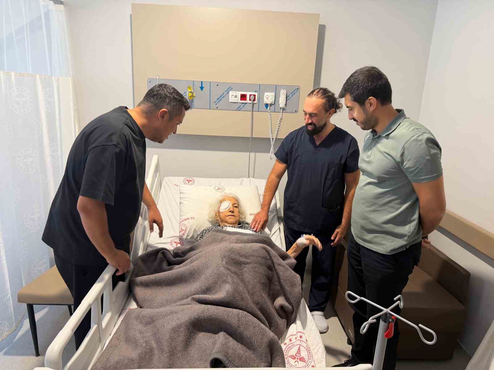 Marmaris Devlet Hastanesi’nde 93 yaşındaki hastaya  başarılı göz ameliyatı