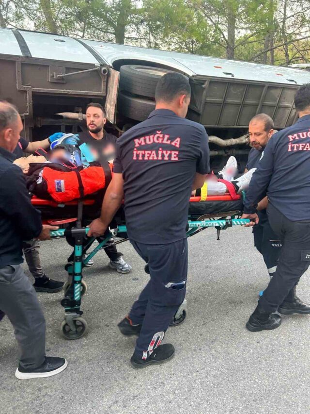 Muğla’da servis minibüsü devrildi: 2’si ağır 3 yaralı