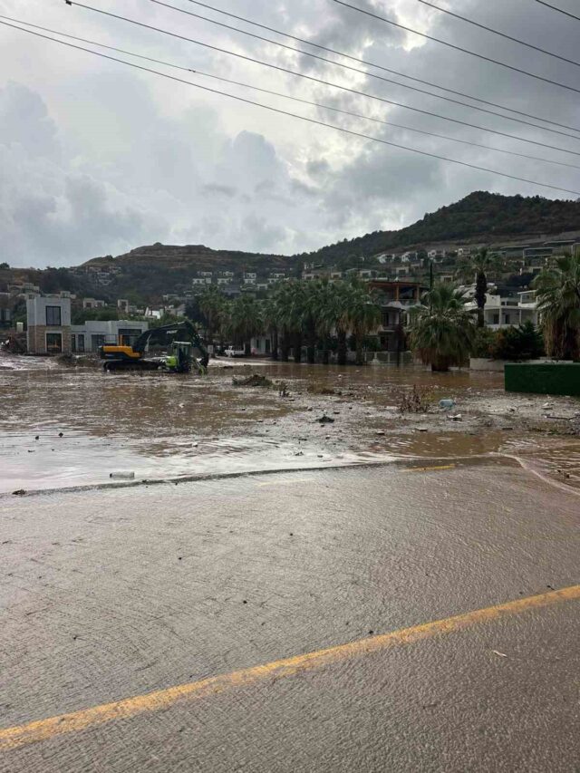 Bodrum’da sağanak yağış etkili oluyor