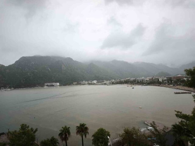 Marmaris’te denizin rengi kahverengiye dönüştü