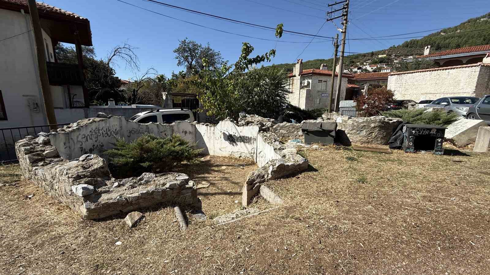 Muğla’da Üç Erenler Türbesi’nin aslından sonra kopyası da kayboldu